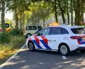 Auto botst tegen boom en bestuurster raakt bekneld