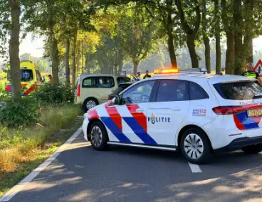 Auto botst tegen boom en bestuurster raakt bekneld