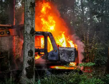 Middelbrand in bos door brandende kraan