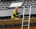 Kat vast onder zonnepanelen, brandweer in actie