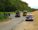 Persoon komt met been onder auto