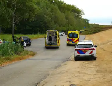 Persoon komt met been onder auto