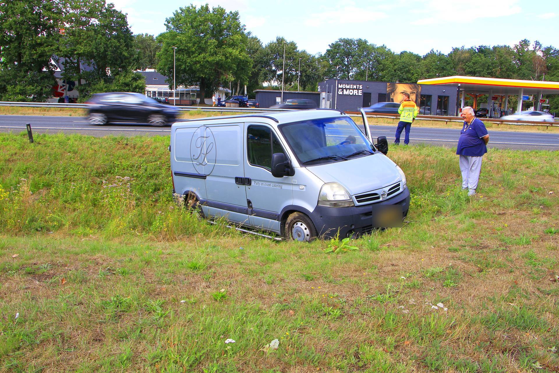 Bestelbus belandt in greppel na ongeval