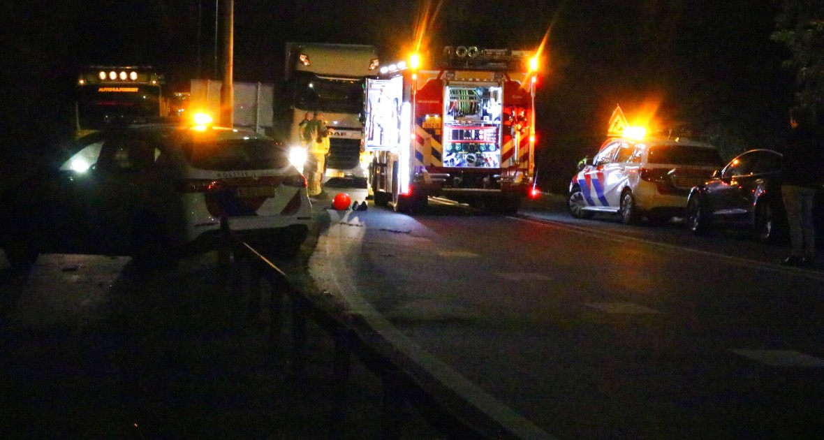 Auto bijna te water na botsing met vrachtwagen - Foto 1