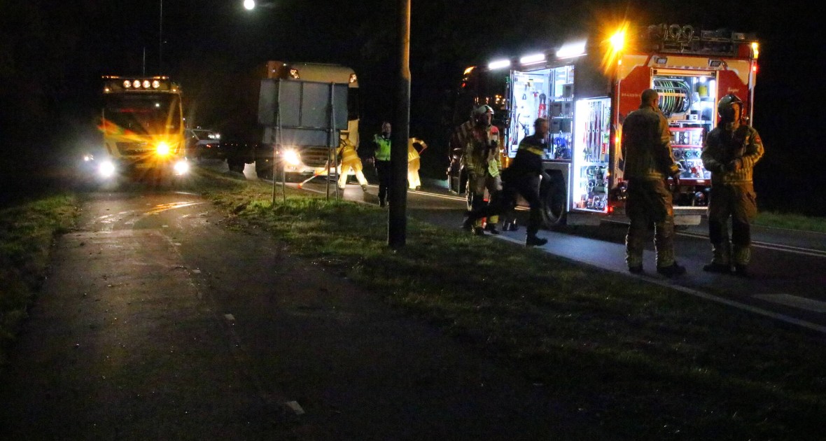 Auto bijna te water na botsing met vrachtwagen - Foto 2