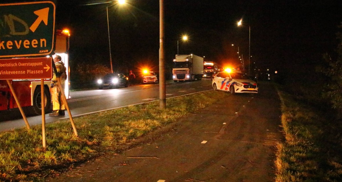 Auto bijna te water na botsing met vrachtwagen - Foto 3