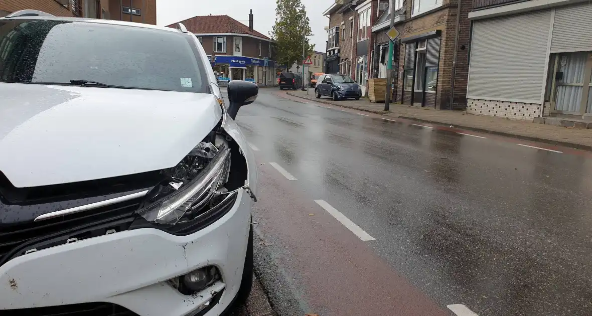 Schade bij ongeval tussen twee auto's - Foto 3