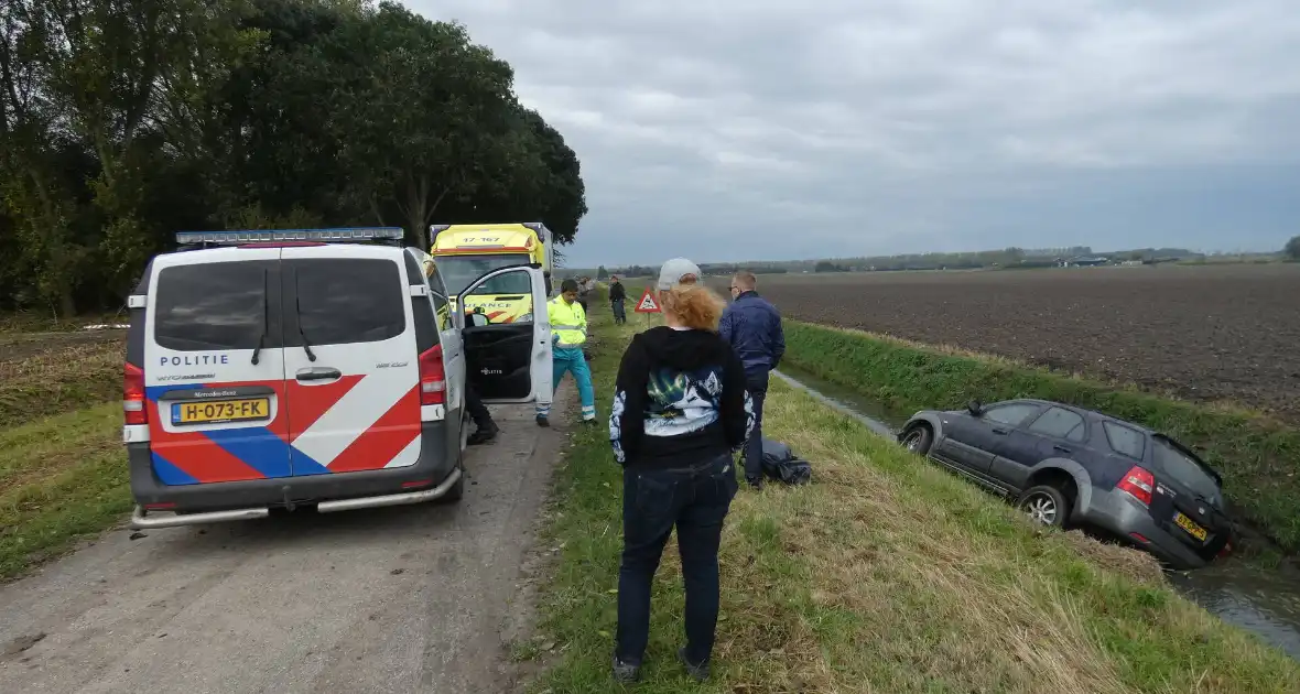 Auto rijdt sloot in