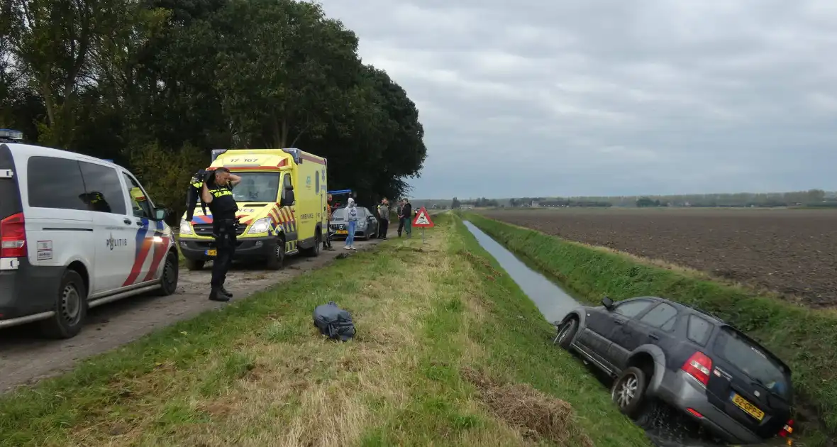 Auto rijdt sloot in - Foto 1