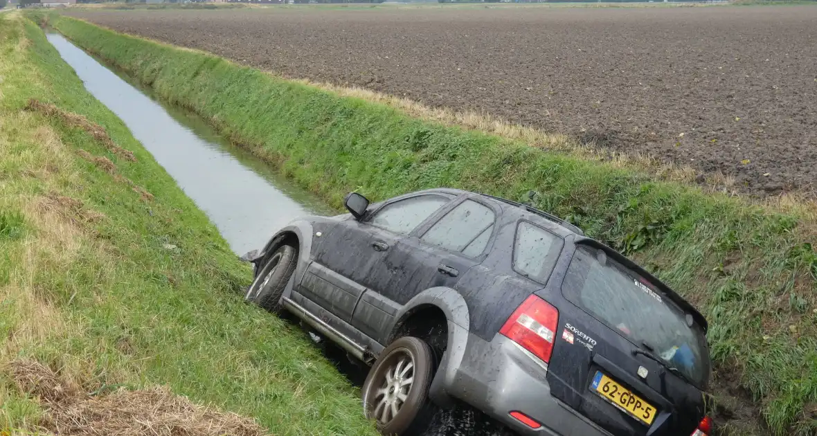 Auto rijdt sloot in - Foto 2