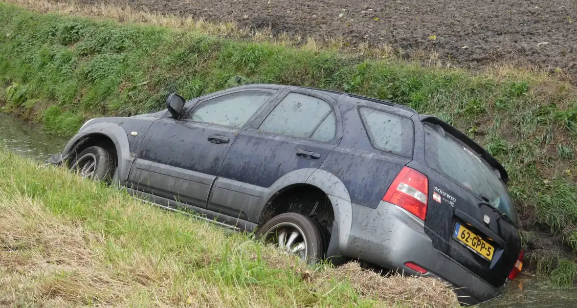 Auto rijdt sloot in - Foto 3