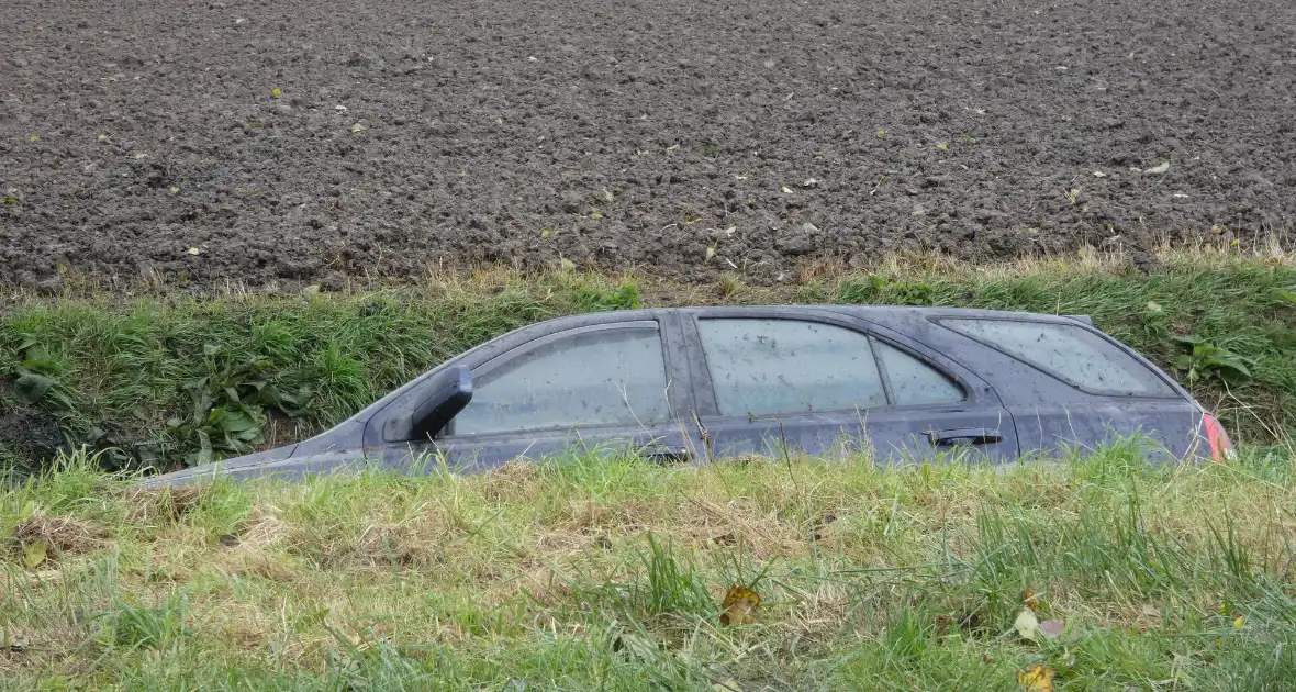 Auto rijdt sloot in - Foto 4