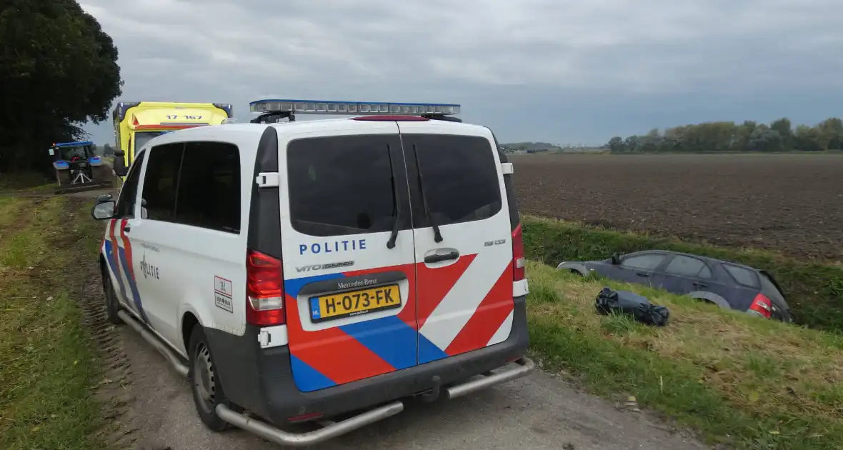 Auto rijdt sloot in - Foto 5