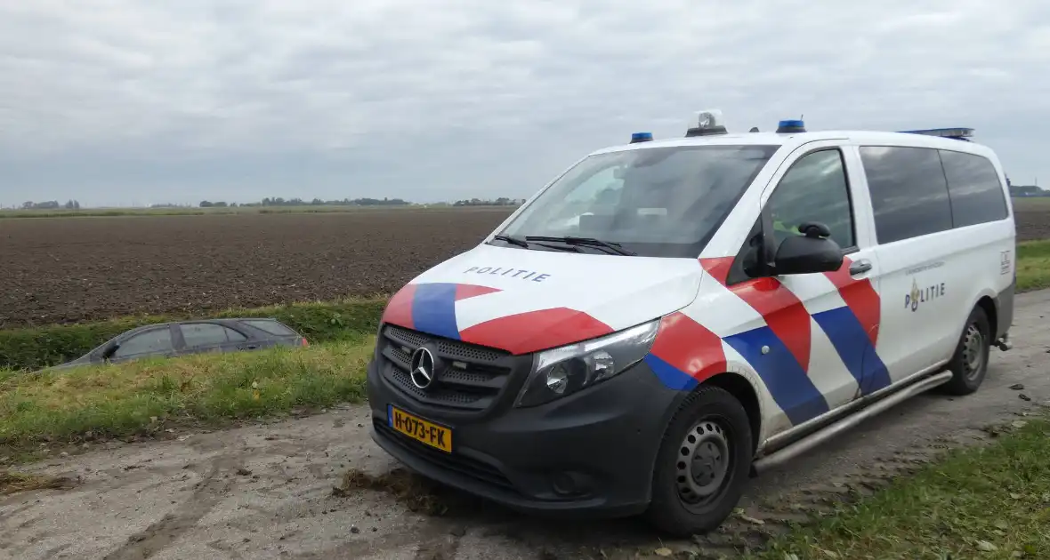 Auto rijdt sloot in - Foto 6