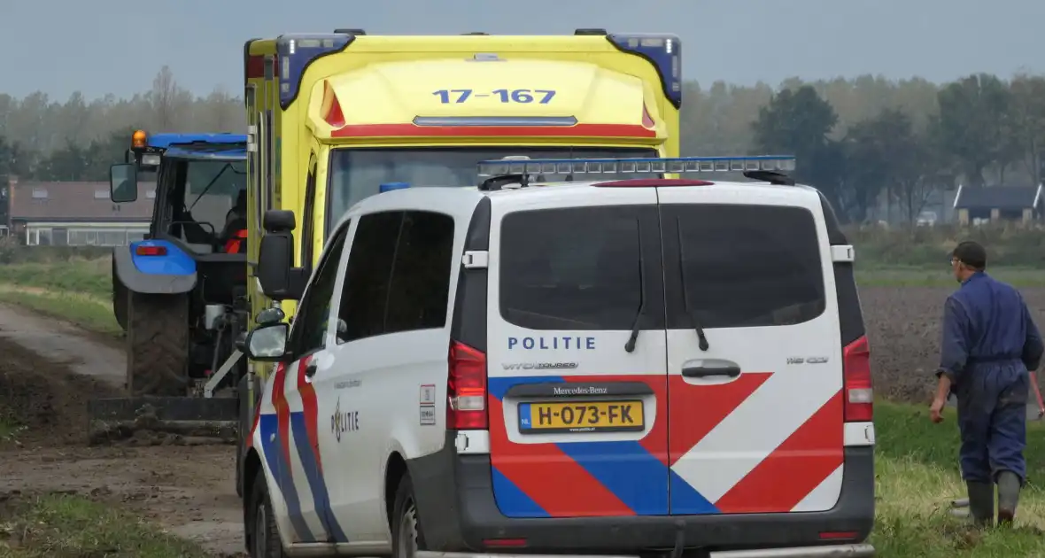 Auto rijdt sloot in - Foto 7