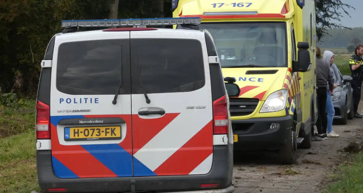 Auto rijdt sloot in - Foto 8