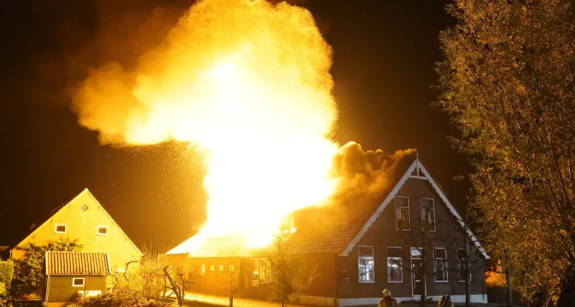 Boerderij verwoest door brand - Foto 1