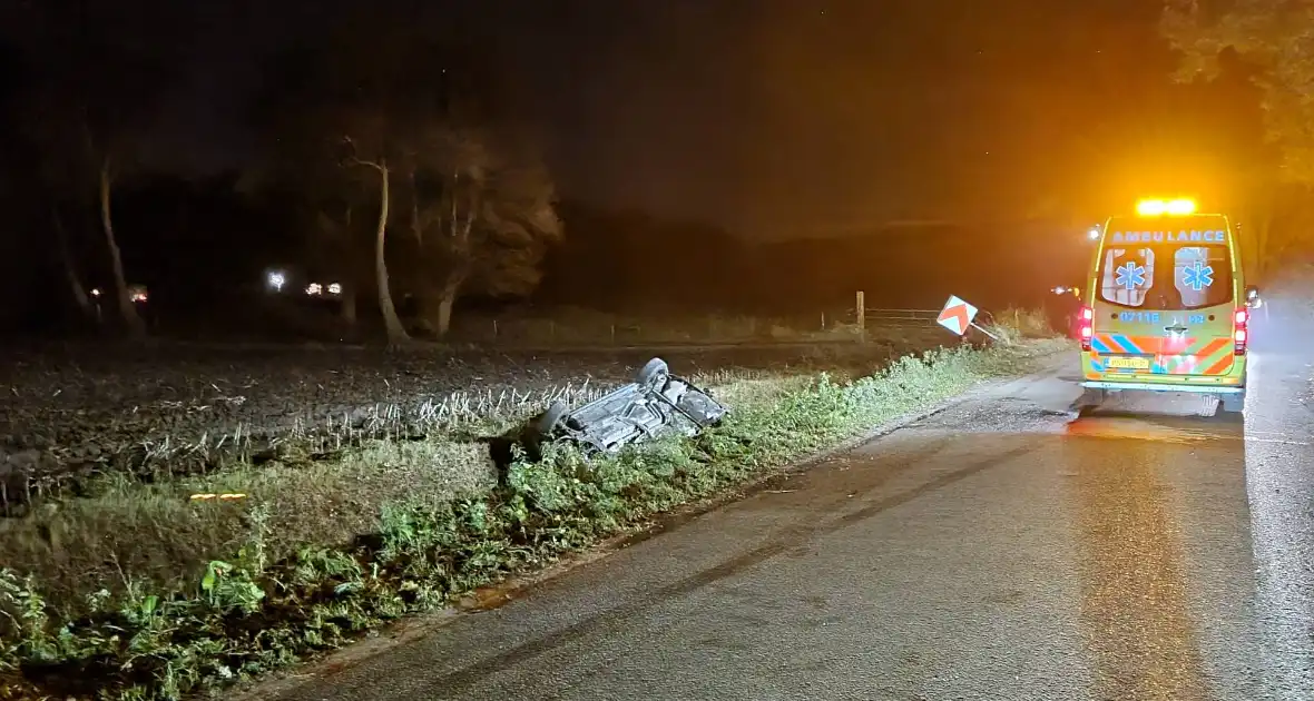 Personenauto belandt op de kop in sloot