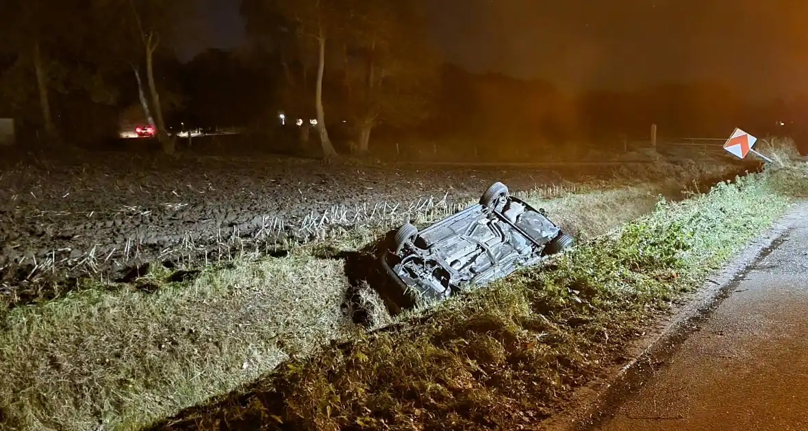 Personenauto belandt op de kop in sloot - Foto 1