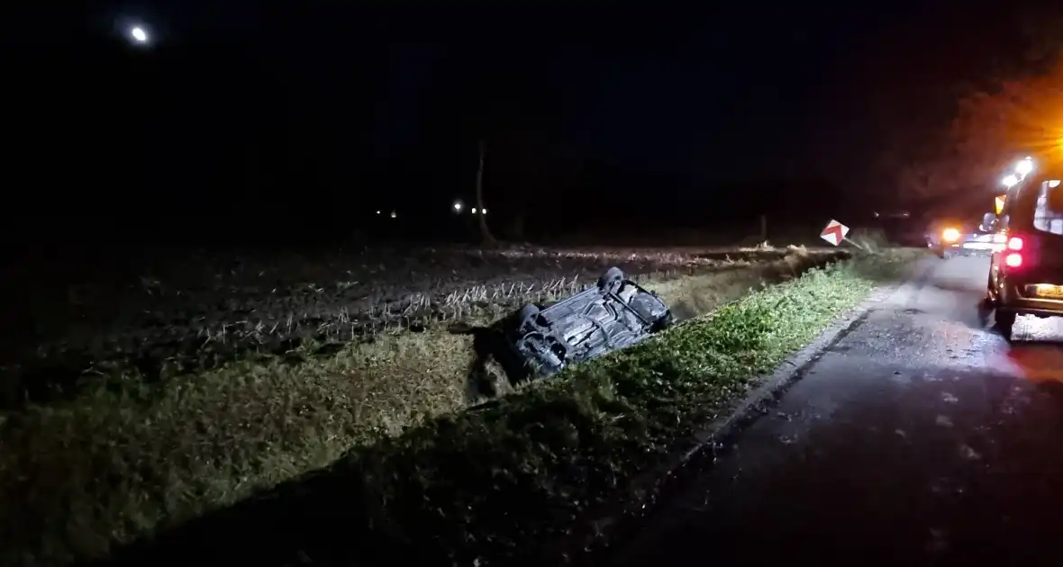 Personenauto belandt op de kop in sloot - Foto 2