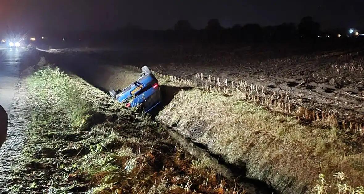 Personenauto belandt op de kop in sloot - Foto 3