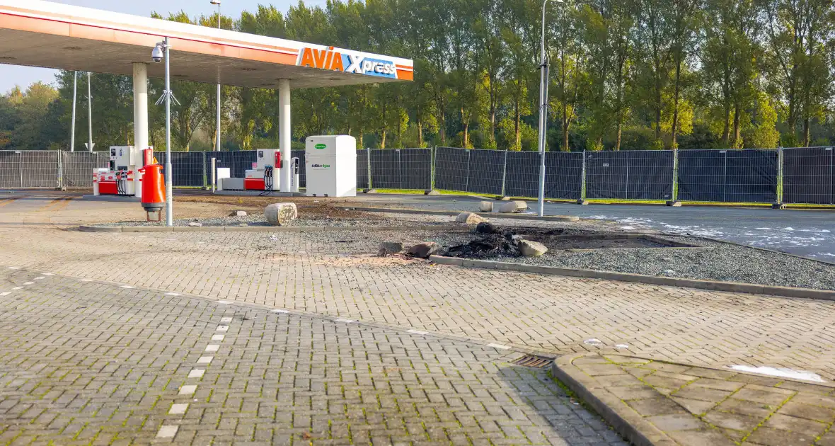 Overleden persoon aangetroffen in uitgebrande bestelbus - Foto 3