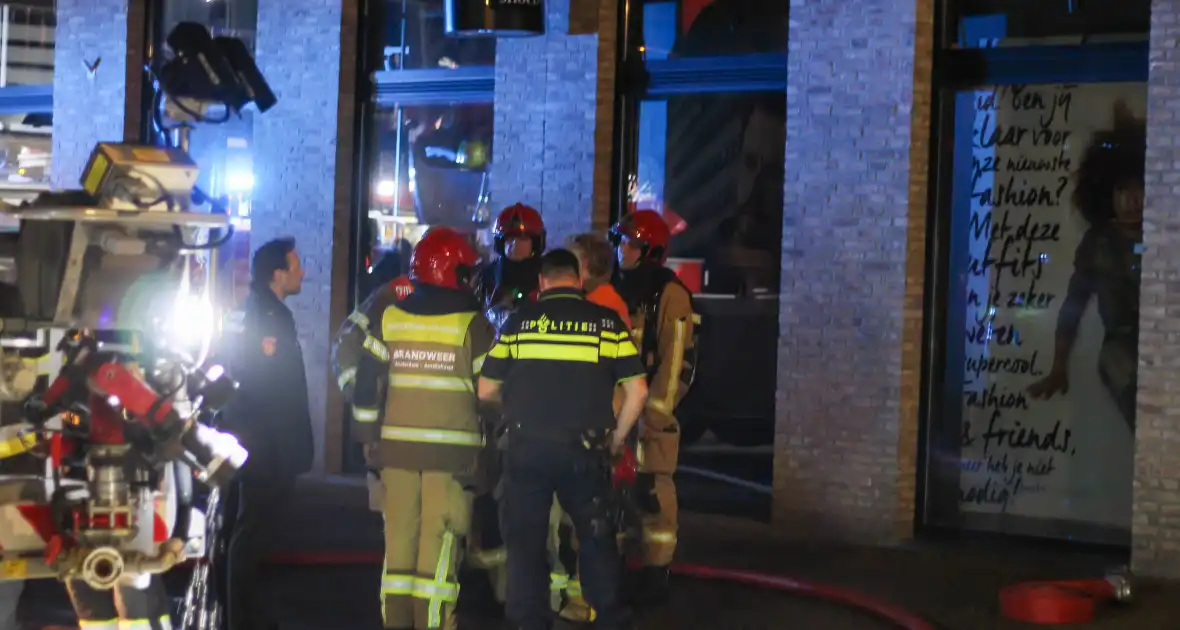 Daken verwoest door grote uitslaande brand - Foto 3