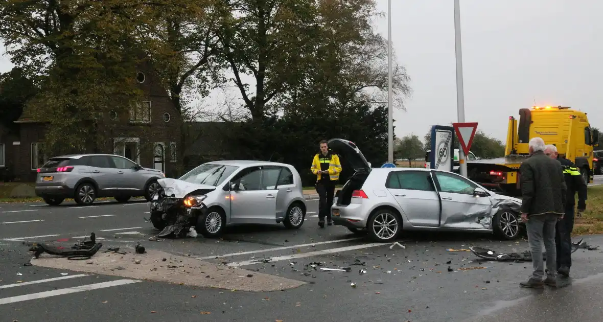 Flinke Schade Bij Botsing Tussen Twee Auto's | 112-nu.nl