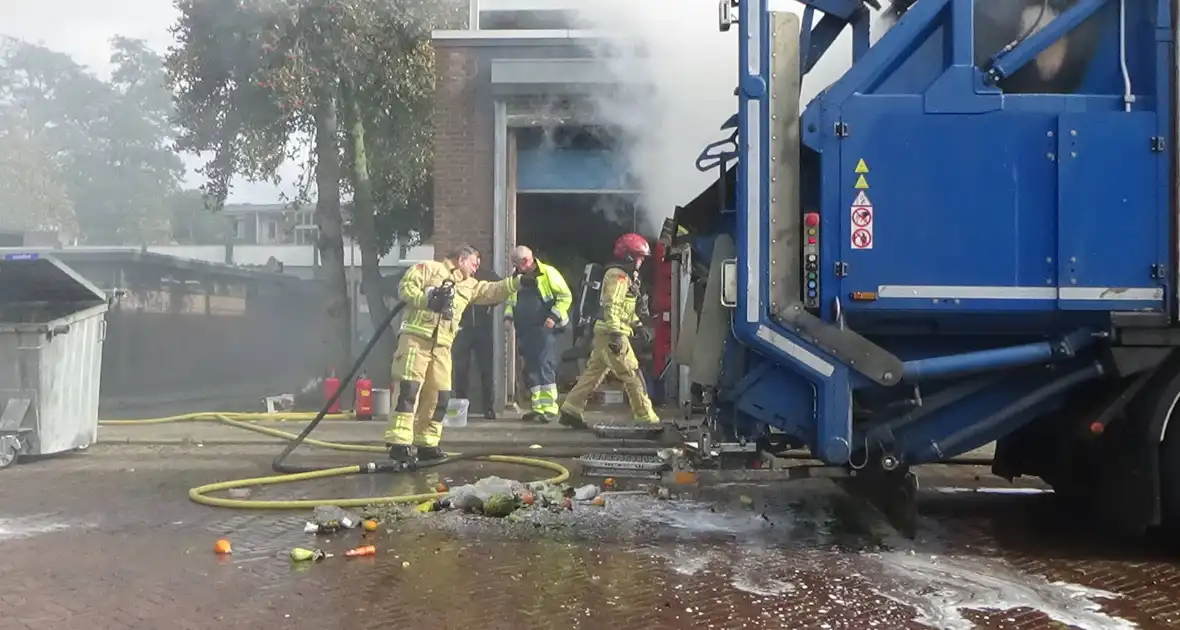 Brandweer blust brand in vuilniswagen