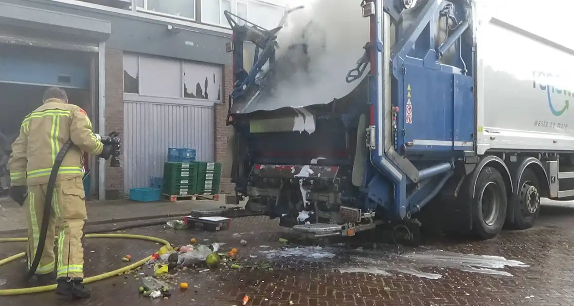 Brandweer blust brand in vuilniswagen - Foto 1