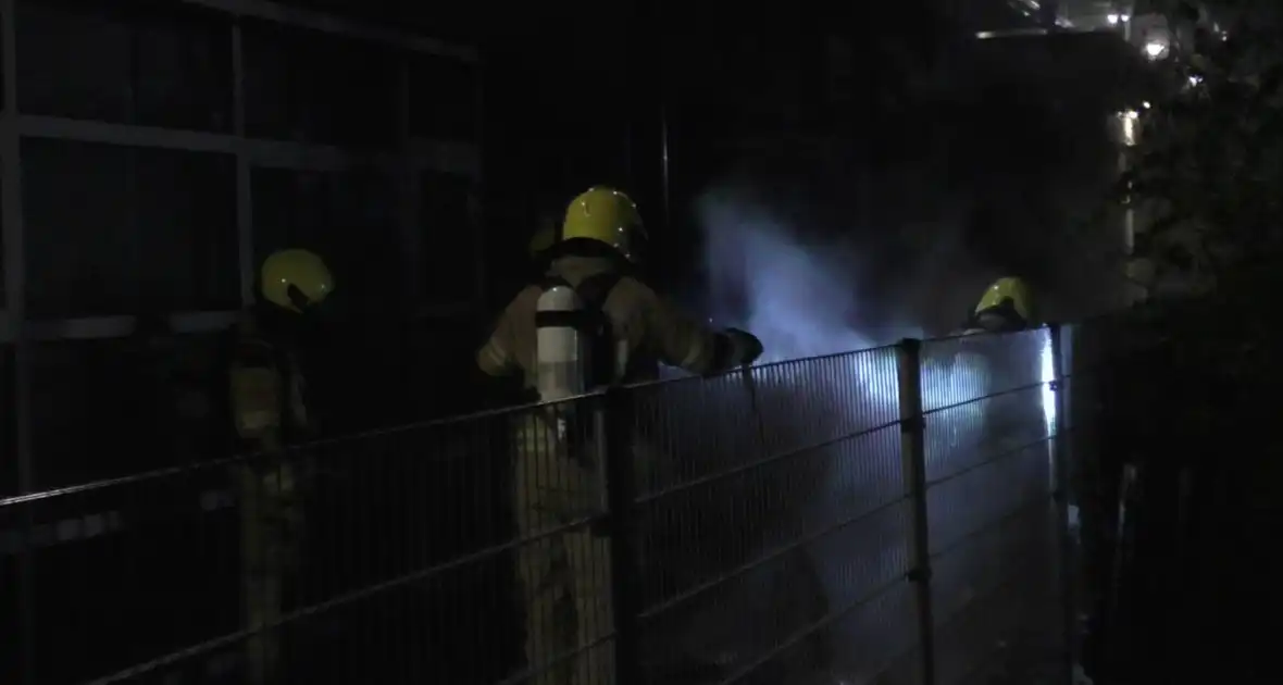 Brandweer blust brandende container tegen school - Foto 4