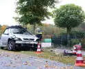 Twee gewonden nadat auto tegen boom belandt