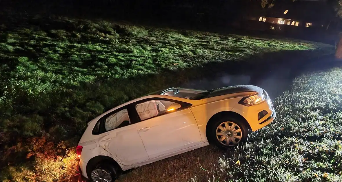 Auto belandt in sloot na ongeval