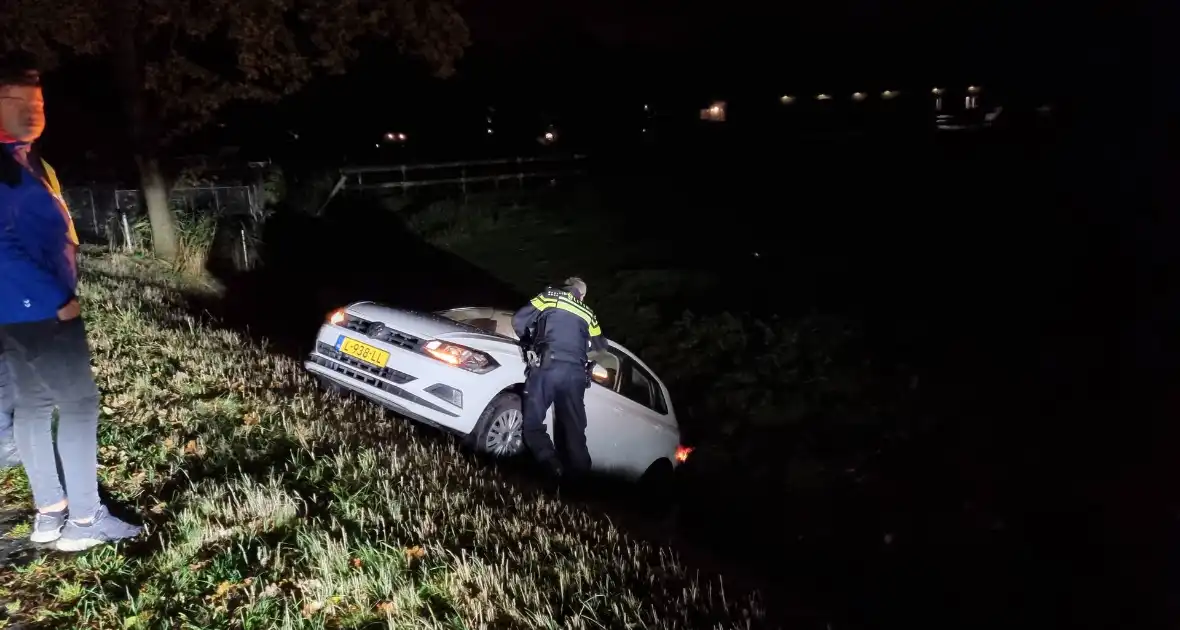 Auto belandt in sloot na ongeval - Foto 1