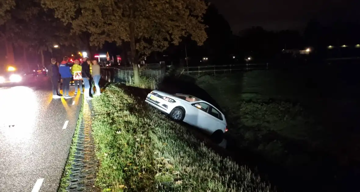 Auto belandt in sloot na ongeval - Foto 3