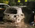 Geparkeerde personenwagen verwoest door brand