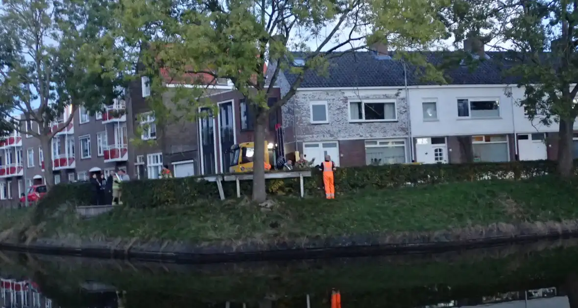 Automobilist rijdt personenauto het water in - Foto 1