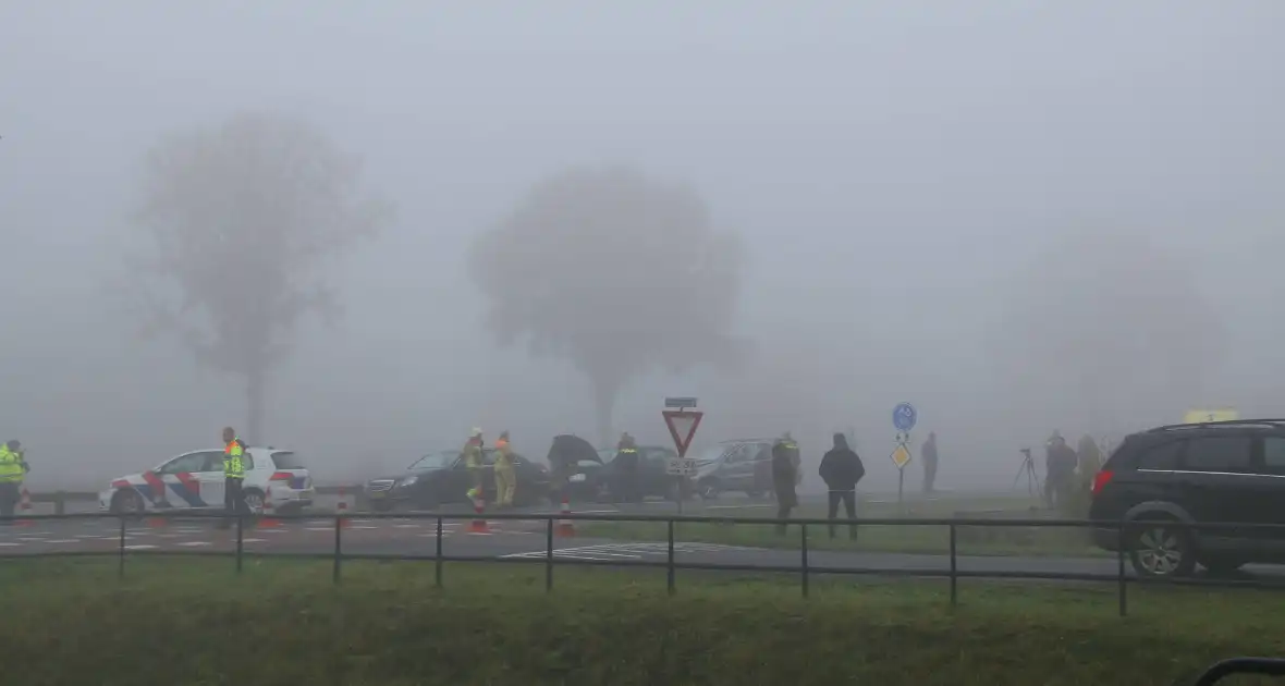 Drie auto's botsen in dichte mist