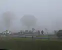 Drie auto's botsen in dichte mist