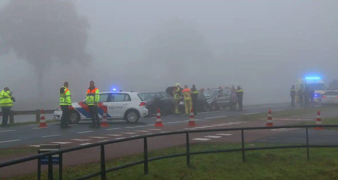 Drie auto's botsen in dichte mist - Foto 1