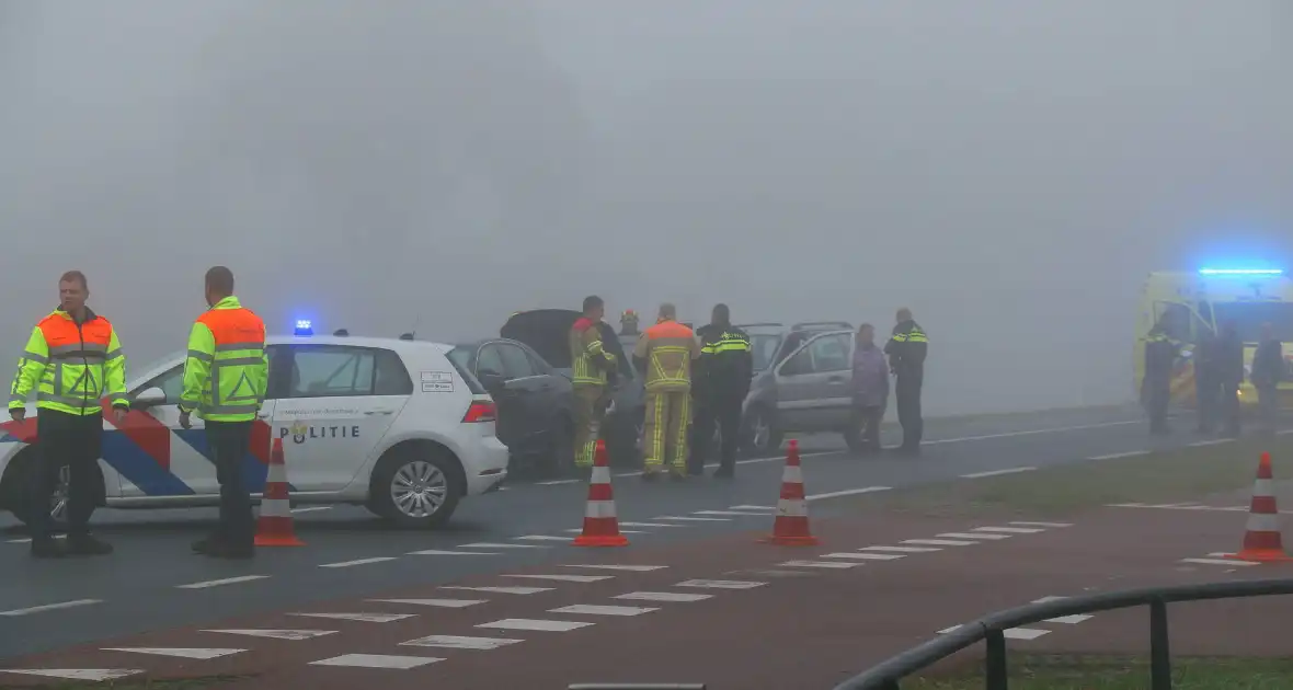 Drie auto's botsen in dichte mist - Foto 3