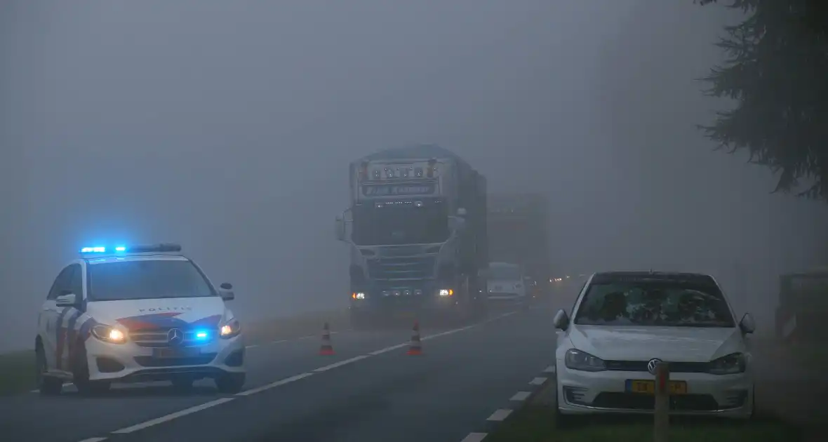 Drie auto's botsen in dichte mist - Foto 4