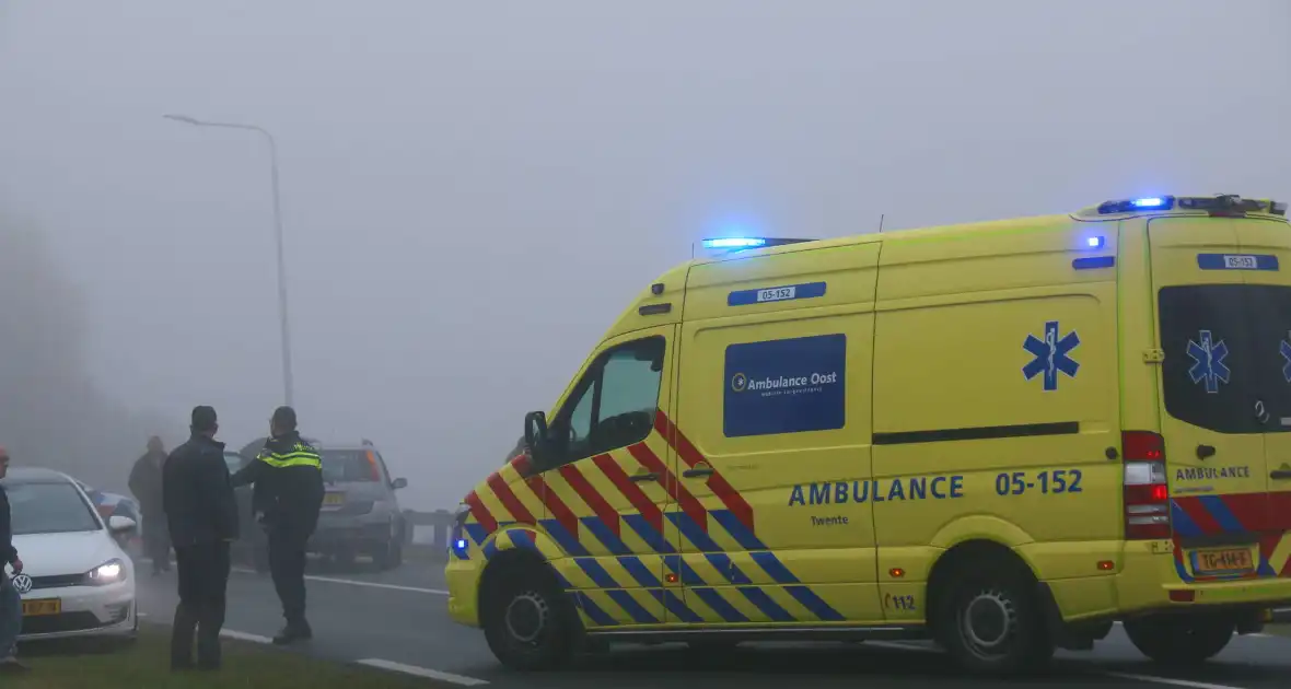 Drie auto's botsen in dichte mist - Foto 5