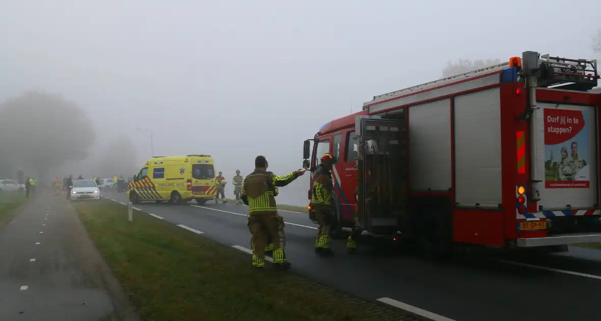 Drie auto's botsen in dichte mist - Foto 6