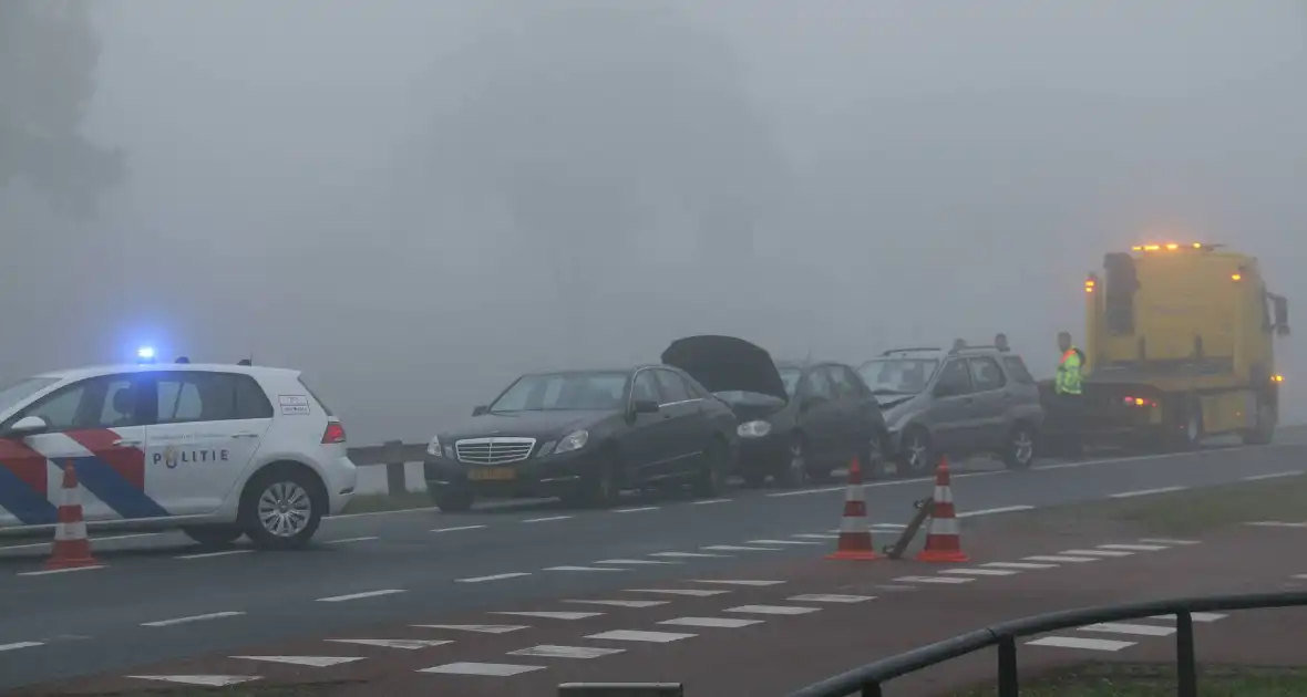 Drie auto's botsen in dichte mist - Foto 7