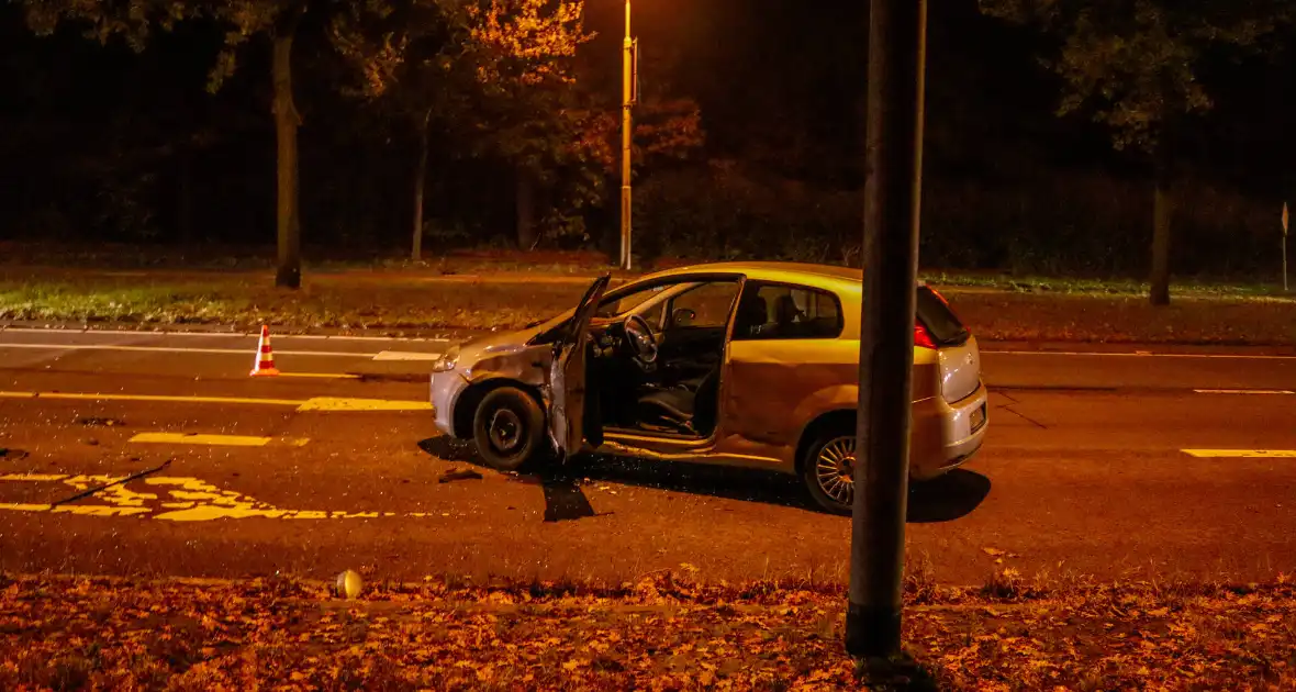 Automobiliste schiet over middenberm en belandt tegen een hek