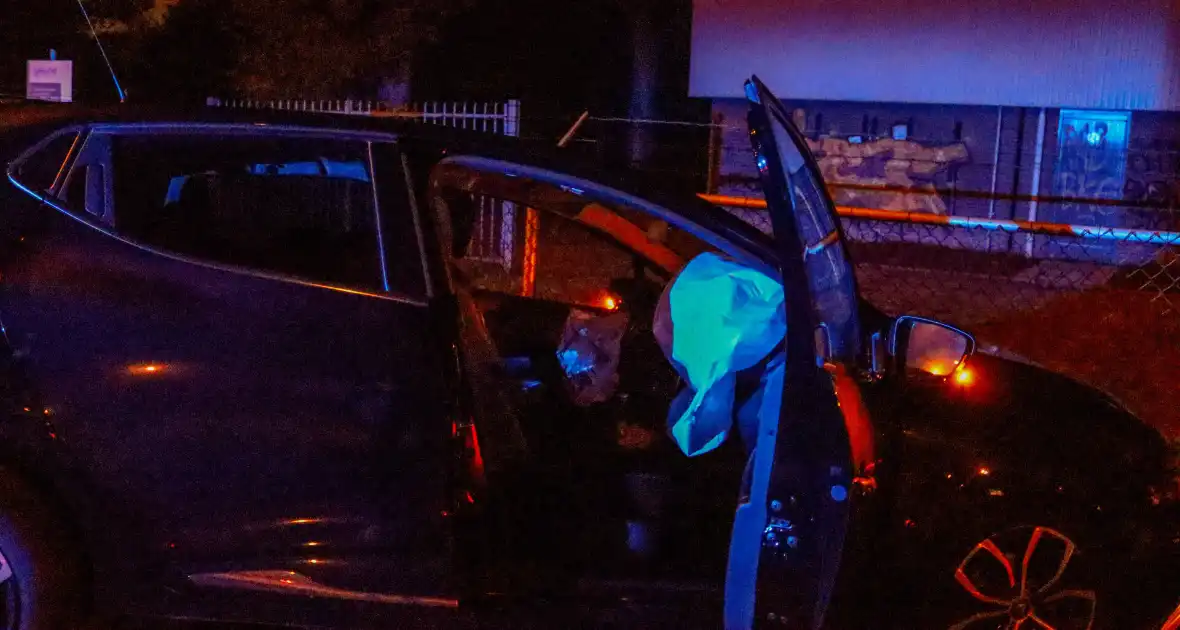 Automobiliste schiet over middenberm en belandt tegen een hek - Foto 3