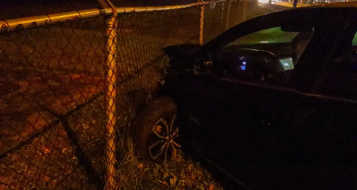 Automobiliste schiet over middenberm en belandt tegen een hek - Foto 4