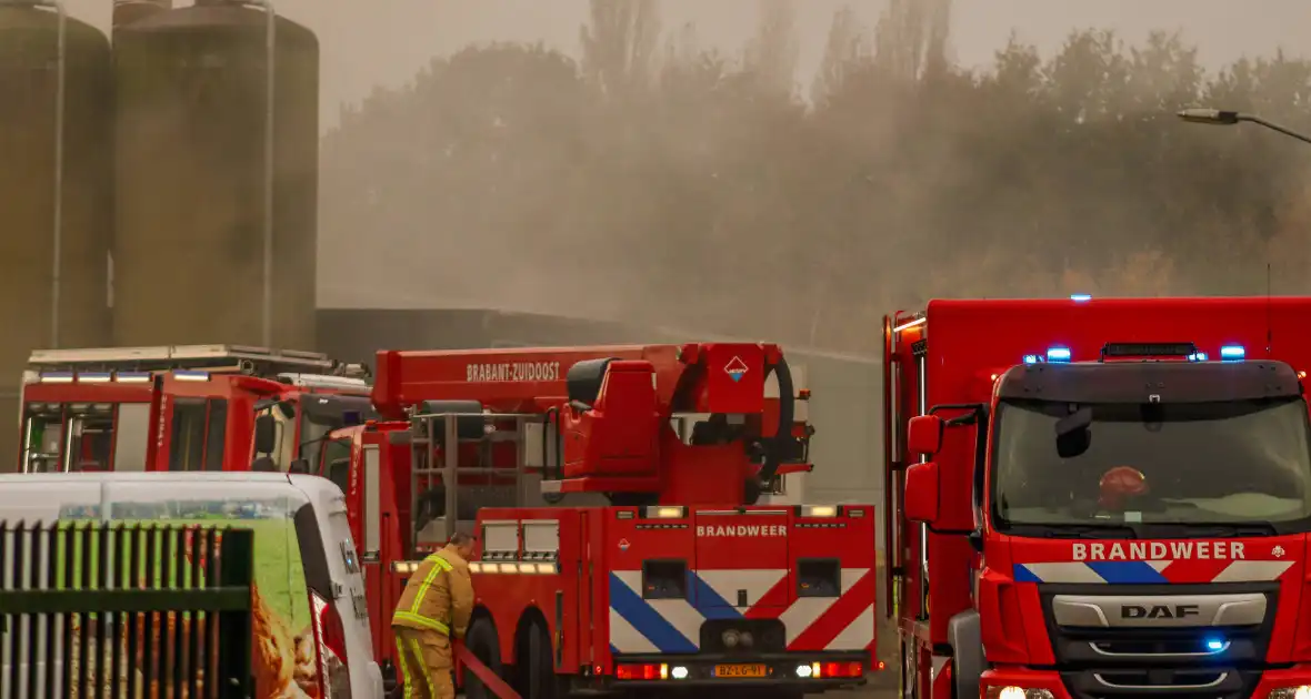 Brand in leegstaande kippenstal - Foto 1