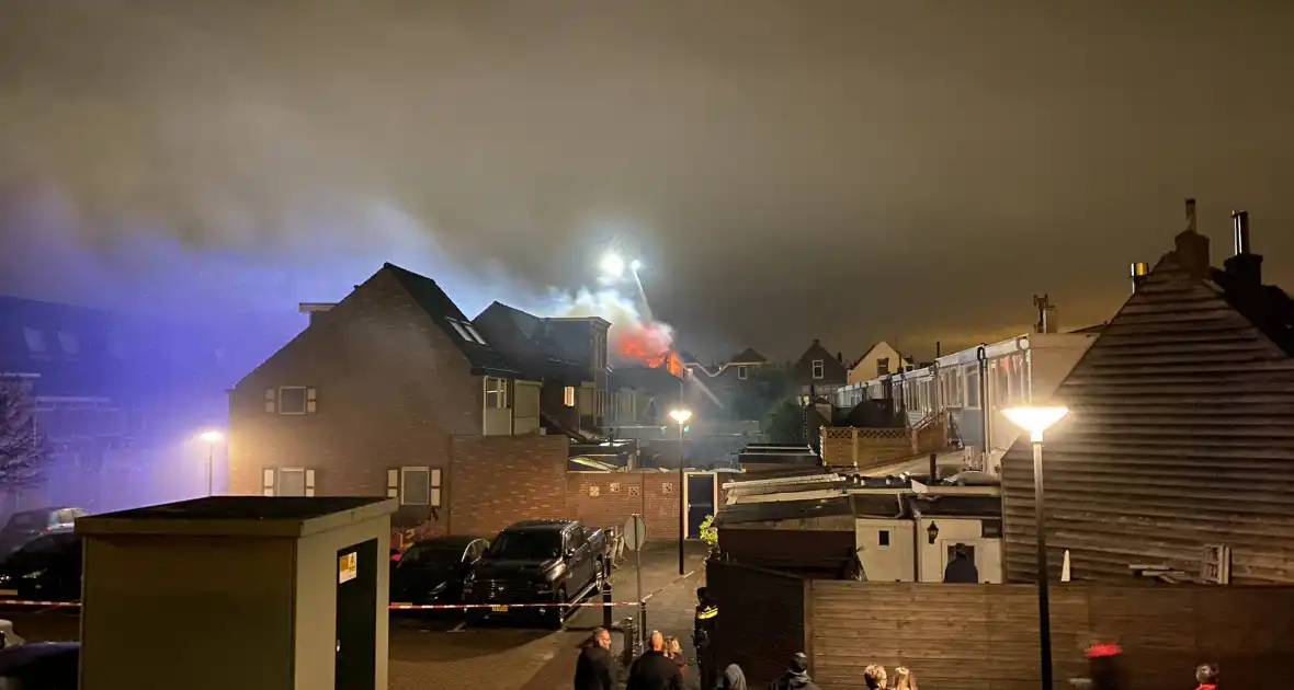 Zeer grote brand op dakterras